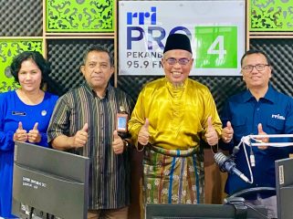Ketum DPH LAMR Datuk Seri Taufik Ikram Jamil bersama tim RRI seusai mengudara sebagai wujuda kerjasama. (Foto: ist)