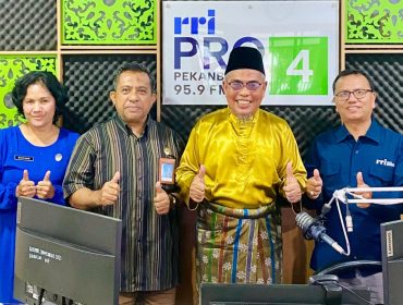 Ketum DPH LAMR Datuk Seri Taufik Ikram Jamil bersama tim RRI seusai mengudara sebagai wujuda kerjasama. (Foto: ist)