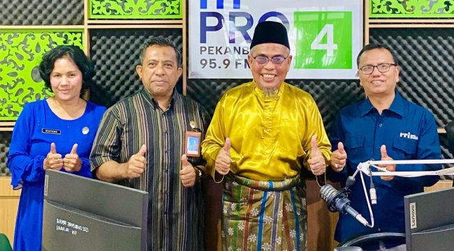 Ketum DPH LAMR Datuk Seri Taufik Ikram Jamil bersama tim RRI seusai mengudara sebagai wujuda kerjasama. (Foto: ist)