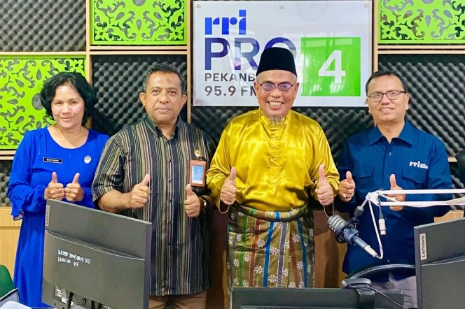 
					Ketum DPH LAMR Datuk Seri Taufik Ikram Jamil bersama tim RRI seusai mengudara sebagai wujuda kerjasama. (Foto: ist)