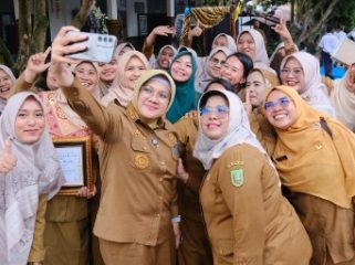 Afni berselfie dengan pegawai di lingkungan Pemkab Siak. (Foto: ist)