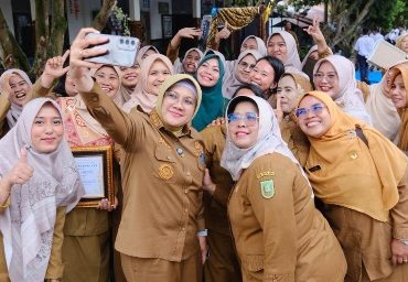 Afni berselfie dengan pegawai di lingkungan Pemkab Siak. (Foto: ist)