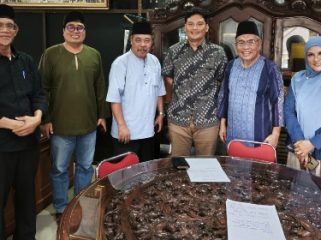 Andreas Mazlan saat bertandang ke Balai Adat LAMR. (Foto: ist)