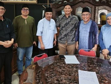 Andreas Mazlan saat bertandang ke Balai Adat LAMR. (Foto: ist)
