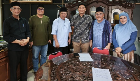 Andreas Mazlan saat bertandang ke Balai Adat LAMR. (Foto: ist)