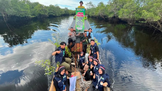 
					Bentengi Pesisir dari Abrasi, Bhabinkamtibmas dan Mahasiswa UNRI Ajak Masyarakat Tanam Mangrove
