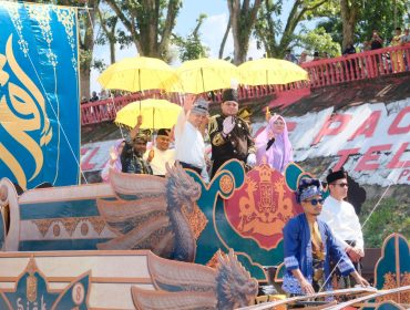 Bupati Siak Afni ZuLkifli saat berada di atas replika Kapal Harimau Buas. (Foto: ist)