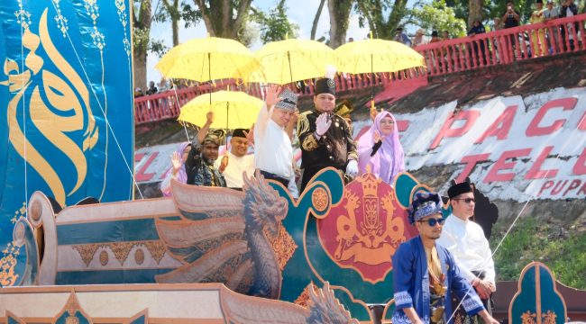 Bupati Siak Afni ZuLkifli saat berada di atas replika Kapal Harimau Buas. (Foto: ist)