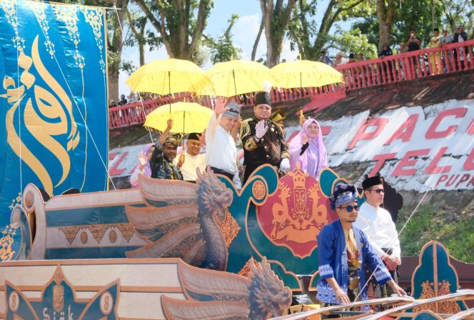 
					Bupati Siak Afni ZuLkifli saat berada di atas replika Kapal Harimau Buas. (Foto: ist)