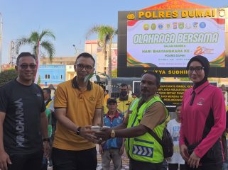 Pemberian bibit pohon bersempena HUT Bhayangkara. (Foto: ist)