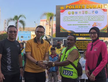Pemberian bibit pohon bersempena HUT Bhayangkara. (Foto: ist)