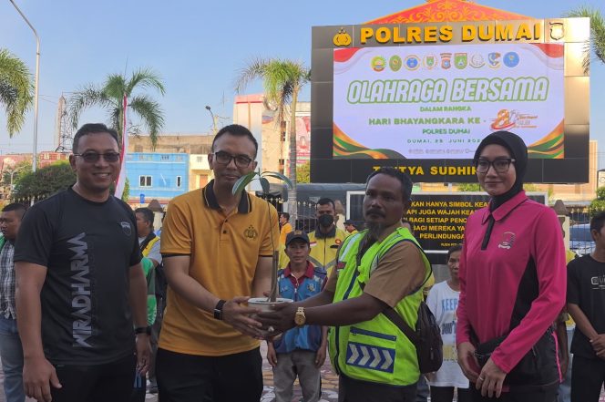 
					Pemberian bibit pohon bersempena HUT Bhayangkara. (Foto: ist)
