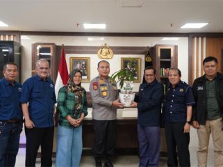 Kapolda Riau Irjen Pol. Dr. H. Herry Heryawan, S.I.K., M.H., M.Hum, terima audiensi dan kunjungan silaturahmi rombongan pengurus Jaringan JMSIRiau di ruang kerjanya di Mapolda Riau. (Foto: ist)