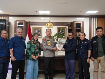Kapolda Riau Irjen Pol. Dr. H. Herry Heryawan, S.I.K., M.H., M.Hum, terima audiensi dan kunjungan silaturahmi rombongan pengurus Jaringan JMSIRiau di ruang kerjanya di Mapolda Riau. (Foto: ist)