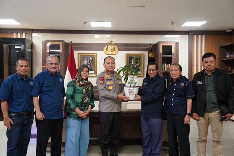 Kapolda Riau Irjen Pol. Dr. H. Herry Heryawan, S.I.K., M.H., M.Hum, terima audiensi dan kunjungan silaturahmi rombongan pengurus Jaringan JMSIRiau di ruang kerjanya di Mapolda Riau. (Foto: ist)