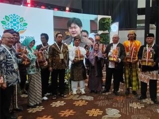 Miswanto (Baju Putih), Ketua Bank Sampah Induk (BSI) Pensosmas Bintan dianugerahi penghargaan Kalpataru Adya Tahun 2026. (Foto: ist)