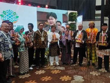 Miswanto (Baju Putih), Ketua Bank Sampah Induk (BSI) Pensosmas Bintan dianugerahi penghargaan Kalpataru Adya Tahun 2026. (Foto: ist)