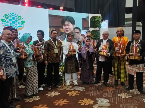Miswanto (Baju Putih), Ketua Bank Sampah Induk (BSI) Pensosmas Bintan dianugerahi penghargaan Kalpataru Adya Tahun 2026. (Foto: ist)