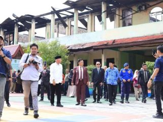 Kepsek SMA Negeri 1 Tebingtebing Poyadi Saat mendampingi Bupati Meranti Asmar Beberapa Waktu lalu Paska Kebakaran. (Foto: ist)