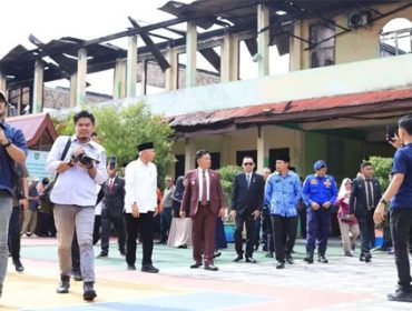 Kepsek SMA Negeri 1 Tebingtebing Poyadi Saat mendampingi Bupati Meranti Asmar Beberapa Waktu lalu Paska Kebakaran. (Foto: ist)