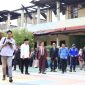 Kepsek SMA Negeri 1 Tebingtebing Poyadi Saat mendampingi Bupati Meranti Asmar Beberapa Waktu lalu Paska Kebakaran. (Foto: ist)