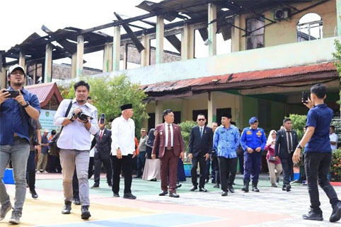 Kepsek SMA Negeri 1 Tebingtebing Poyadi Saat mendampingi Bupati Meranti Asmar Beberapa Waktu lalu Paska Kebakaran. (Foto: ist)