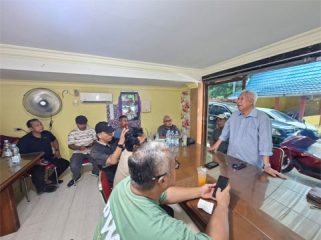 Rida K Liamsi menyampaikan keterangan pers di Pekanbaru. (Foto: ist)