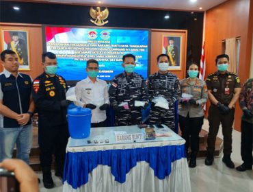 Siaran pers  penangkanan tekong boat bawa sabu dan ekstasi asal Johor Malaysia ke Karimun Kepri di perairan Tokong Hiu Kecil. (Foto: ist) 
