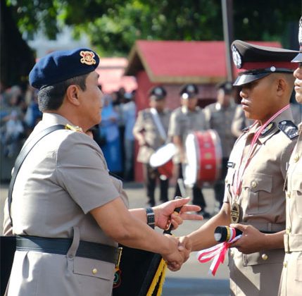 Bripda Mohamad Nurtakhim, menerima penghargaan. (Foto: ist)