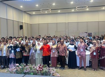 Peserta, panitia, dan tamu undangan berfoto bersama usai Opening Ceremony Champions for Peace 2026 di Ballroom Cititel Hotel Pekanbaru. (Foto: ist)