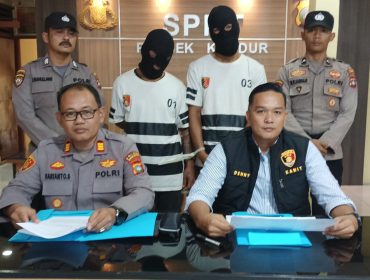 Kapolsek Kundur AKP Sarianto, SH, dan Kanit Reskrim Polsek Kundur saat konferensi pers di Mapolsek Kundur Rabu (17/06/2026). (Foto: ist)