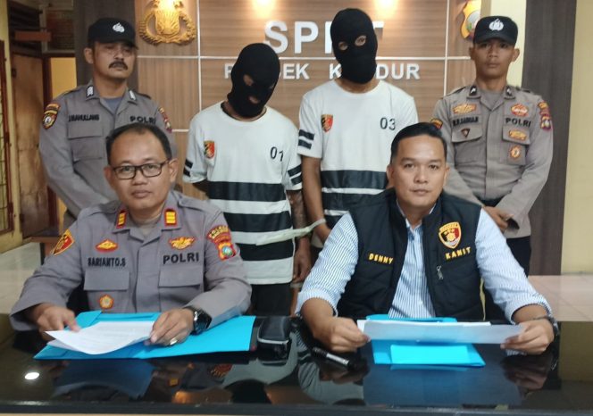 
					Kapolsek Kundur AKP Sarianto, SH, dan Kanit Reskrim Polsek Kundur saat konferensi pers di Mapolsek Kundur Rabu (17/06/2026). (Foto: ist)