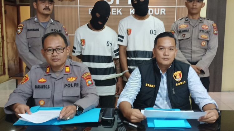 Kapolsek Kundur AKP Sarianto, SH, dan Kanit Reskrim Polsek Kundur saat konferensi pers di Mapolsek Kundur Rabu (17/06/2026). (Foto: ist)