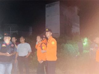 Tim gabungan bersama keluarga dan masyarakat setempat  mencari Kamisah. (Foto: ist)