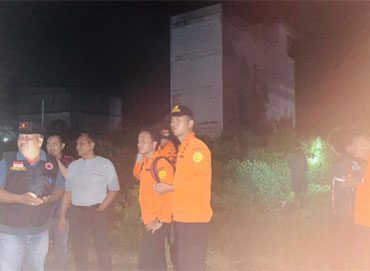 Tim gabungan bersama keluarga dan masyarakat setempat  mencari Kamisah. (Foto: ist)