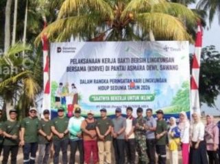 Foto bersama setelah acara penanaman pohon cemara dan ketapang di Pantai Asmara Dewi Kelurahan Sawang Kecamatan Kundur Barat. (Foto: Humas PT Timah)