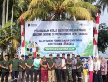 Foto bersama setelah acara penanaman pohon cemara dan ketapang di Pantai Asmara Dewi Kelurahan Sawang Kecamatan Kundur Barat. (Foto: Humas PT Timah)