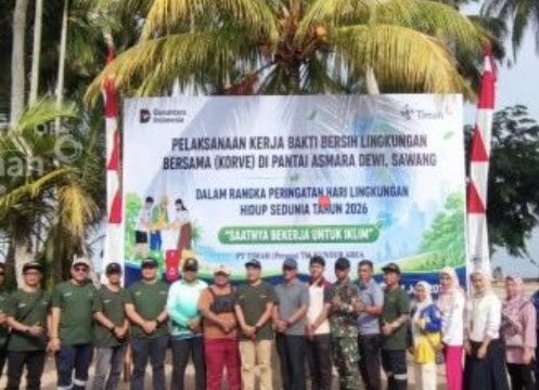 Foto bersama setelah acara penanaman pohon cemara dan ketapang di Pantai Asmara Dewi Kelurahan Sawang Kecamatan Kundur Barat. (Foto: Humas PT Timah)