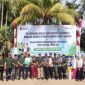 Foto bersama setelah acara penanaman pohon cemara dan ketapang di Pantai Asmara Dewi Kelurahan Sawang Kecamatan Kundur Barat. (Foto: Humas PT Timah)