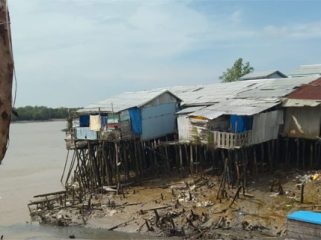 Rumah di tepi sungai Kuala Enok. (Foto: ist)