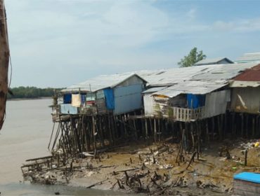 Rumah di tepi sungai Kuala Enok. (Foto: ist)