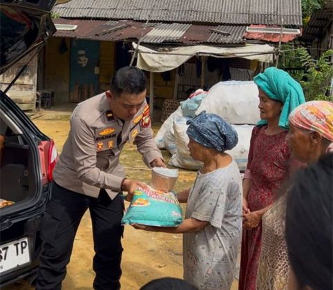 IPDA Zulhamsyah Putra, sedang embagikan sembako. (Foto: ist)