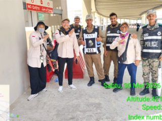 Saibansah saat bertugas melayani jemaah haji di Mina, bersama dengan asykar Arab Saudi. (Foto: MCH PPIH Arab Saudi 2026)