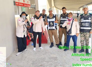 Saibansah saat bertugas melayani jemaah haji di Mina, bersama dengan asykar Arab Saudi. (Foto: MCH PPIH Arab Saudi 2026)