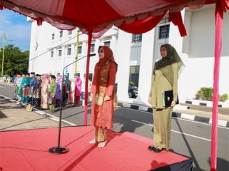 Misni, Sekdaprov Kepri bertindak selaku pemimpin upacara peringatan Harganas ke-33 tingkat Provinsi Kepri tahun 2026 di halaman Kantor Gubernur Kepri, Dompak. 