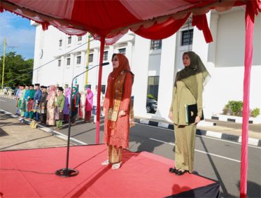 Misni, Sekdaprov Kepri bertindak selaku pemimpin upacara peringatan Harganas ke-33 tingkat Provinsi Kepri tahun 2026 di halaman Kantor Gubernur Kepri, Dompak. 