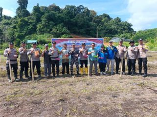 Camat Jemaja Timur, Tetti Amalia, S.E., hadir penanaman Jagung Serentak Kuartal II Tahun 2026 di kawasan Kampung Telipuk, Desa Bukit Padi. (Foto: ist)