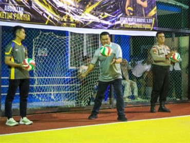 Sekda Bintan Ronny Kartika, buka Turnamen Bola Volly Desa Gunung Kijang Cup III Tahun 2026 di Desa Gunung Kijang. (Foto: ist)