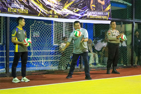 Sekda Bintan Ronny Kartika, buka Turnamen Bola Volly Desa Gunung Kijang Cup III Tahun 2026 di Desa Gunung Kijang. (Foto: ist)