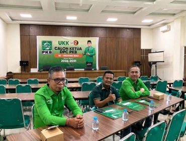 Dari Kiri Ketua: Tengku Azriwardi, S. T (kaca mata)
Tengah Sekretaris: Marwan, S. H
kanan Bendahara: Riody Oktafindra, S.E